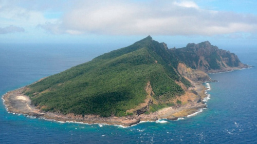 中国海监船进钓鱼岛12海里领海巡航